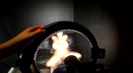 Татуированная пара Саша Инк и Пэйтон Пресли трахаются на диване при плохом освещении 11