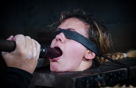 Обнаженная белая девушка Пенни Барбер щеголяет жирным телом, находясь взаперти в темнице 9