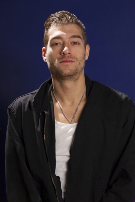 Рабыни с сочными попками занимаются сексом втроем с доминирующим самцом 14