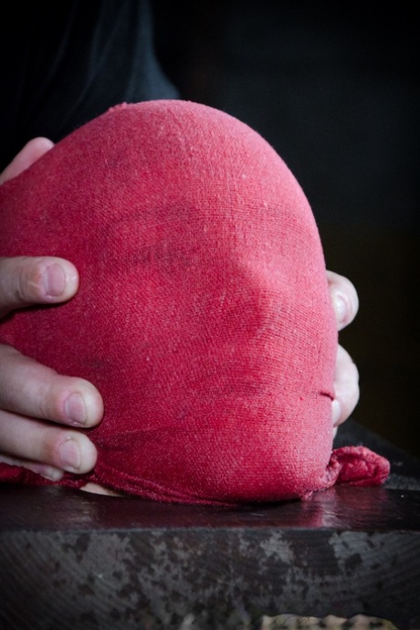 Обнаженная белая девушка Пенни Барбер щеголяет жирным телом, находясь взаперти в темнице 4