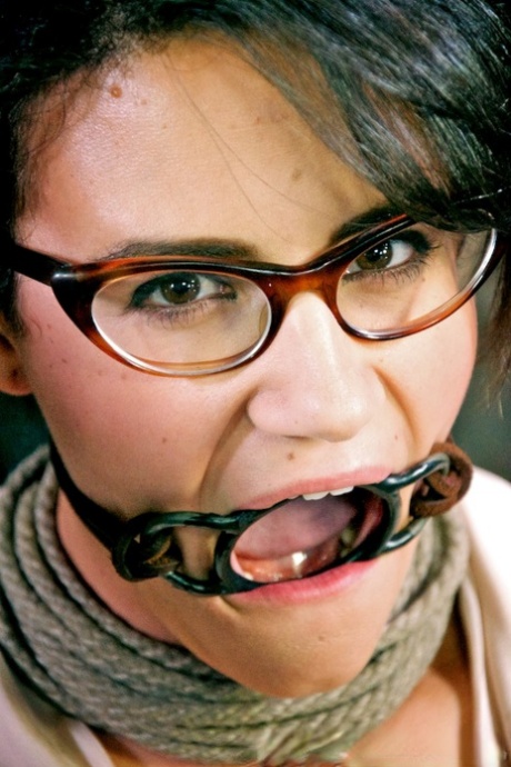 Занудная подросток Пенни Барбер расширяет свои горизонты в качестве добровольной секс-рабыни 13