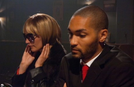 Бледную рыжеволосую заключают в рабство перед ее первым межрасовым трахом 1