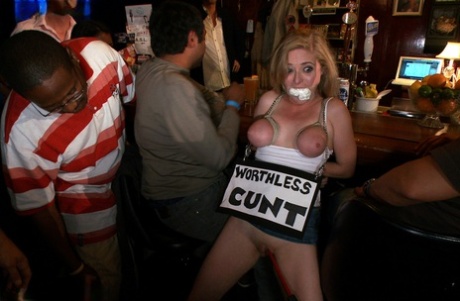 Пенни Пакс полностью опозорена во время публичной групповухи в баре 1