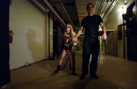 Блондинка Пенни Пакс берет его в задницу, пока ее держат в рабстве 1