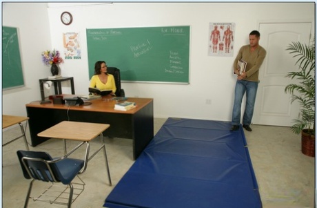 Зрелая учительница Персия Монир обнажает соблазнительное тело и жестко трахается 1