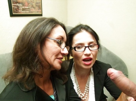 Похотливые зрелые брюнетки в очках по очереди мастурбируют 14