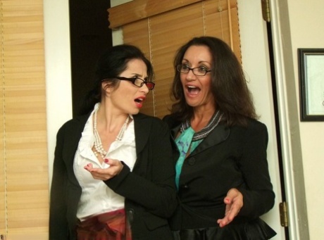 Одетая женщина Татьяна Петрова и Персия застают коллегу дрочащим свой большой член 2