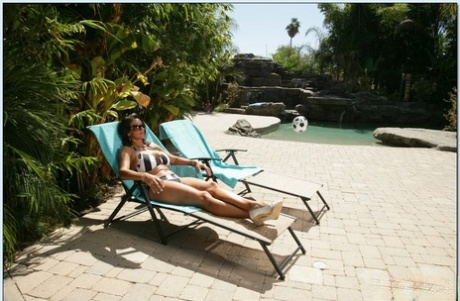 Зрелую брюнетку Персию Монир раздели до бикини и трахнули на открытом воздухе 1