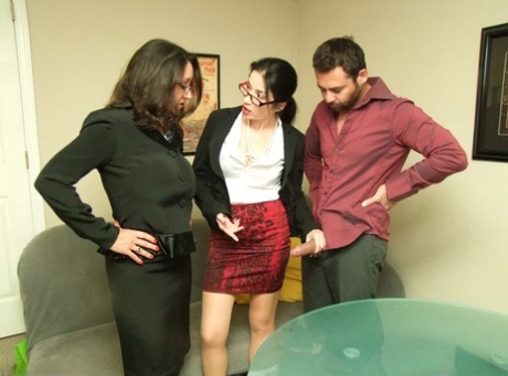 Зрелые женщины Персия Минор и Татьяна Петрова дрочат член в одежде 6