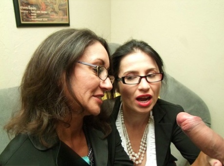 Зрелые женщины Персия Минор и Татьяна Петрова дрочат член в одежде 10