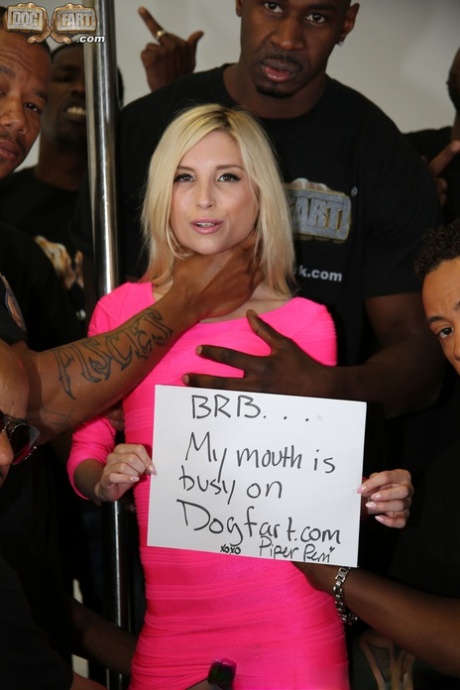 Миниатюрная белокурая шлюшка отсасывает у целой комнаты больших черных членов перед мастурбацией 1