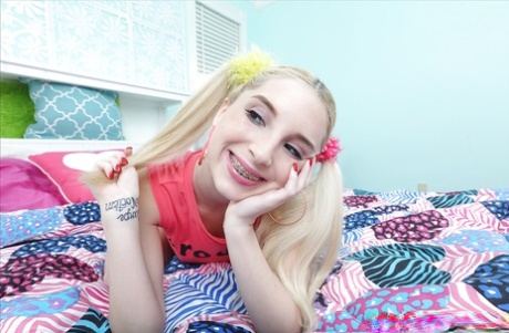 Молоденькая милашка Пайпер Перри и ее косички и подтяжки вызывают оргазм 3