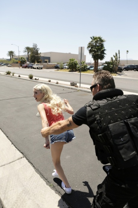 Худенькая молоденькая Пайпер Перри трахается раком и принимает полный рот спермы в машине 3