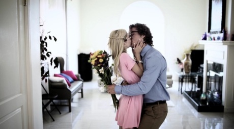 Занудная блондинка Пайпер Перри теряет свою девственность во время групповухи 1