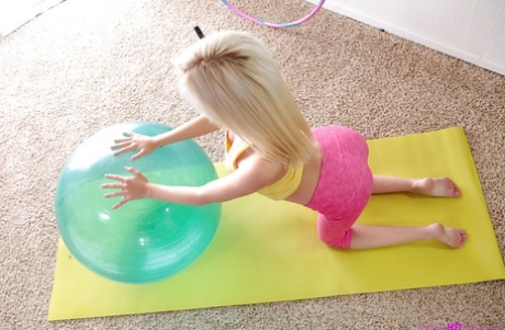 Едва законнорожденная блондинка Пайпер Перри тренируется босиком в спандексе 3