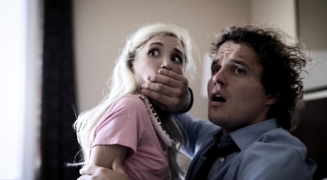 Занудная блондинка Пайпер Перри теряет свою девственность во время групповухи 2