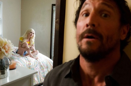 Миниатюрная блондинка Пайпер Перри делает минет большому члену, чтобы получить сперму в рот 1