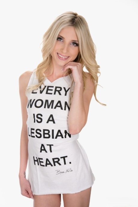 Миниатюрная блондинка Пайпер Перри обнажает свои крошечные сиськи в нижнем белье с принтом 15