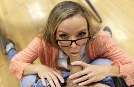 Учительницу с красивой попкой соблазнили в копировальной комнате на долгий трах большим членом 7