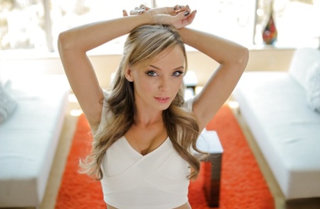 Сексуальная блондинка соло с нетронутым краем, демонстрирующая красивую попку в нижнем белье 1