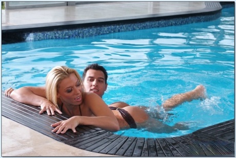 Стройная красотка в бикини Рэйчел Старр наслаждается зажигательным трахом в бассейне 3