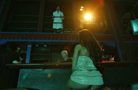 Грудастая порнозвезда Рэйчел Старр наслаждается большим твердым членом в своей сочной пизде 11