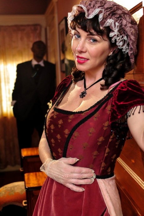 Горячая зрелая брюнетка Рэйвенс демонстрирует сексуальное декольте в средневековом костюме 15