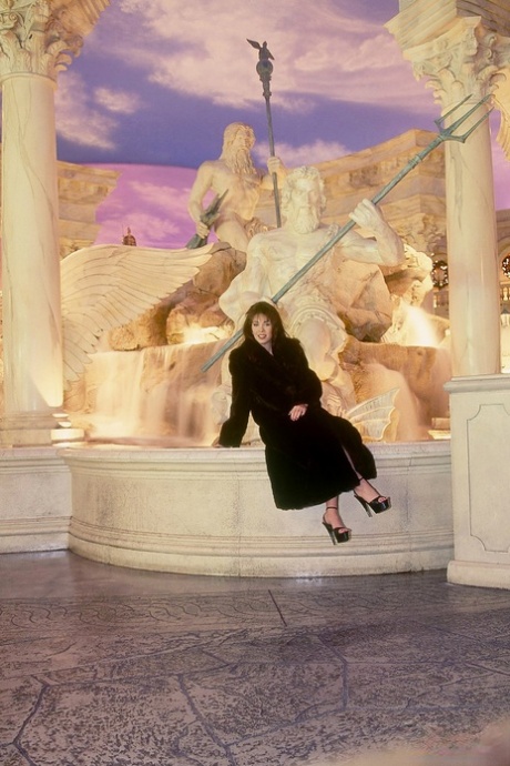 Горячая винтажная модель Рэйвенс наслаждается глубоким аналом и высовывает язык, чтобы набить полный рот 1