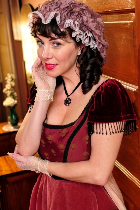 Горячая зрелая брюнетка Рэйвенс демонстрирует сексуальное декольте в средневековом костюме 2