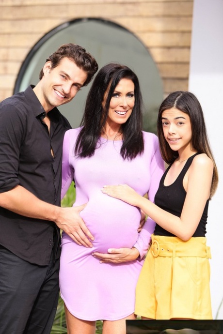 Миниатюрная подросток Рейган Фокс занимается извращенными сексуальными играми с пожилой парой 2