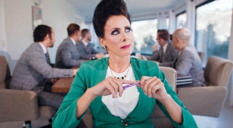 Офисные работницы Рейган Фокс и Брэнди любят раздеваться для лесбийского секса на работе 2