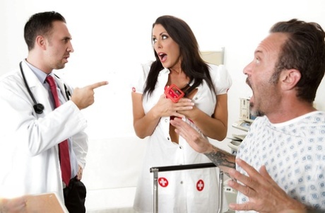 Брюнетка медсестра Рейган Фокс освобождает красивые дыни от униформы перед сексом 3