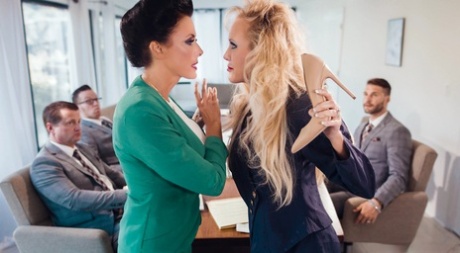 Офисные работницы Рейган Фокс и Брэнди любят раздеваться для лесбийского секса на работе 4