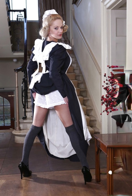 Потрясающая блондинка показывает свои большие сиськи и великолепную тугую киску 1