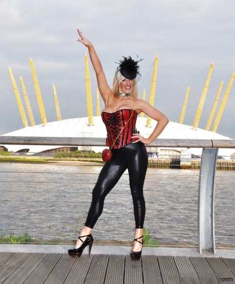 Три распутные зрелые сучки нарядились в извращенное, провокационное нижнее белье и начали 10