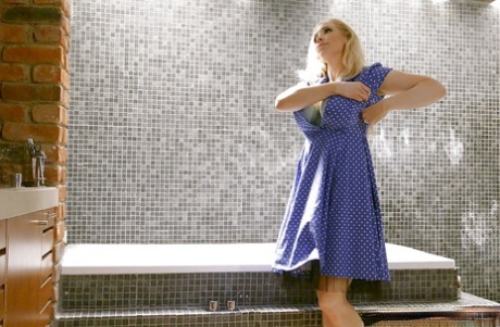 Коренастая блондинка милфа обнажает огромную грудь после раздевания в общественном душе 5