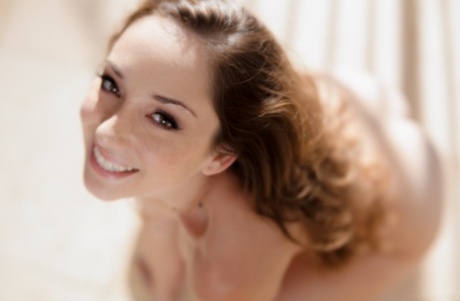 Сексуальная Реми Лакруа в сапогах и носках, сверкающая юбкой-трусиками и обнажающая крошечные сиськи 15