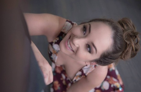 Чувственная молоденькая брюнетка Реми Лакруа скачет верхом на большом черном члене 1