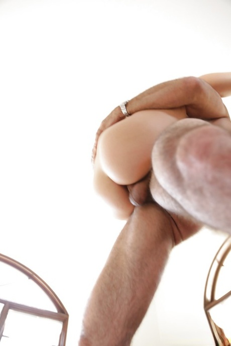 Задорную цыпочку с миниатюрными формами трахают и кончают ей на живот 12