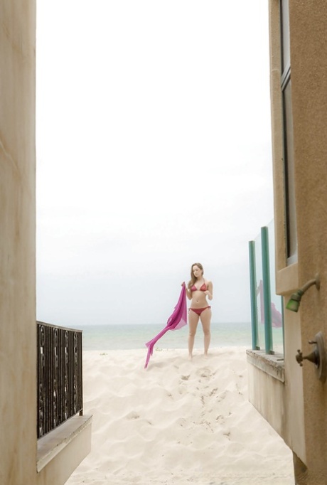 Потрясающая мокрая красотка Реми показывает свое красивое тело на пляже 5