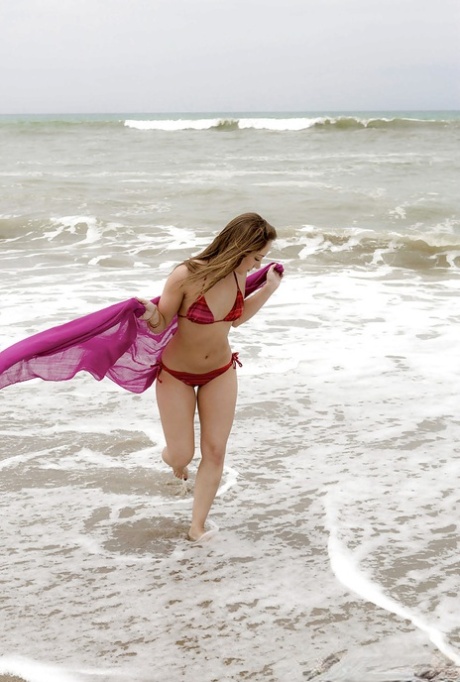 Потрясающая мокрая красотка Реми показывает свое красивое тело на пляже 4