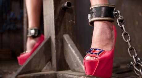 Пышногрудая мамаша Ришель Райан принимает порку и кнутовище по голой заднице 3