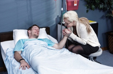 Реалити-шоу цыпочку с большими сиськами Ришель Райан жестко трахают в ее киску 1