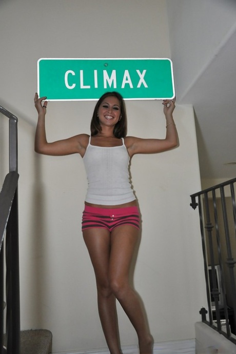 Очаровательная девушка-подросток Райли позирует, демонстрируя свой голый круглый зад 5