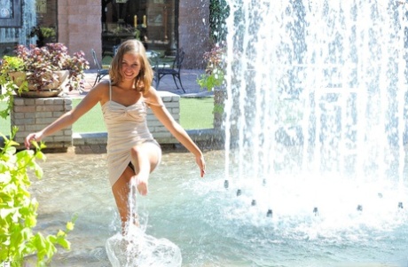 Симпатичная девушка-подросток показывает свою эксгибиционистскую сторону, разгуливая обнаженной на публике 2