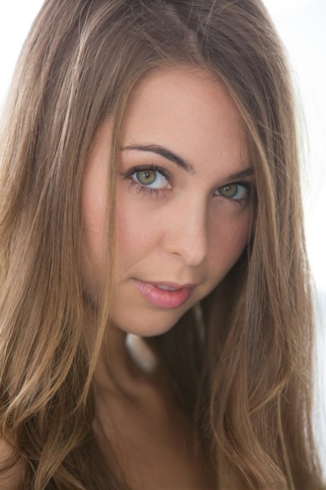 Невероятно прелестная брюнетка медленно обнажает свои крошечные изгибы 5