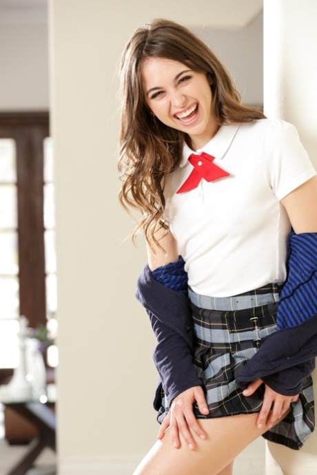 Брюнетка Райли Рид в школьной юбке и носках показывает красивую попку и волосатую киску 2