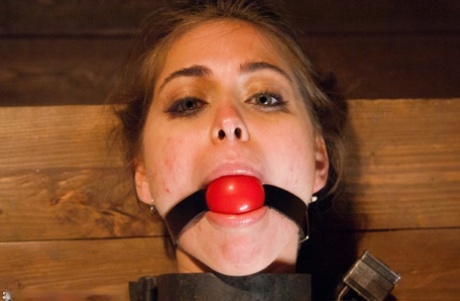 Симпатичную девушку застукали принимающей душ перед тем, как принудить к сексу в рабстве 11