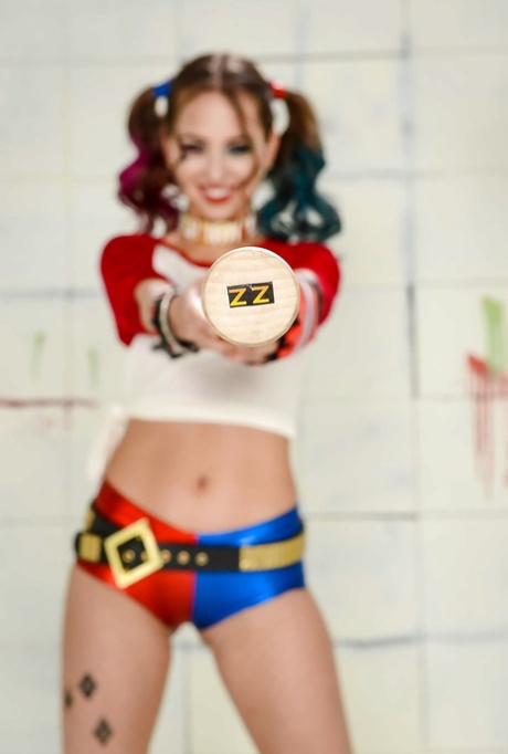 Модель Райли Рид в костюме для косплея, демонстрирующая крошечные сиськи с косичками и на каблуках 2