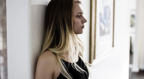 Молодую блондинку Райли Стар утешает и трахает ее отчим 4